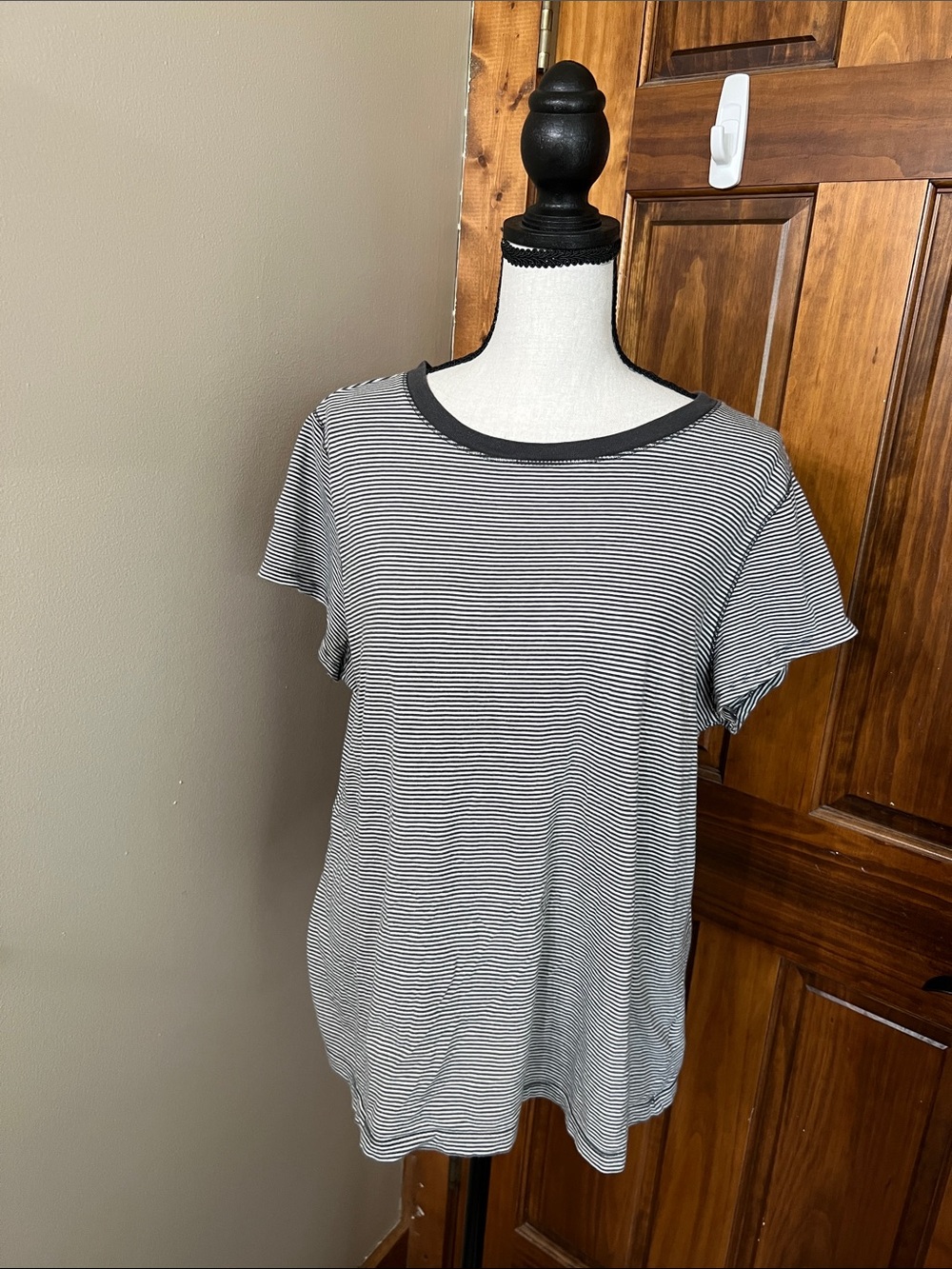 Universal Thread Black & White Striped Short Sleeve Tee